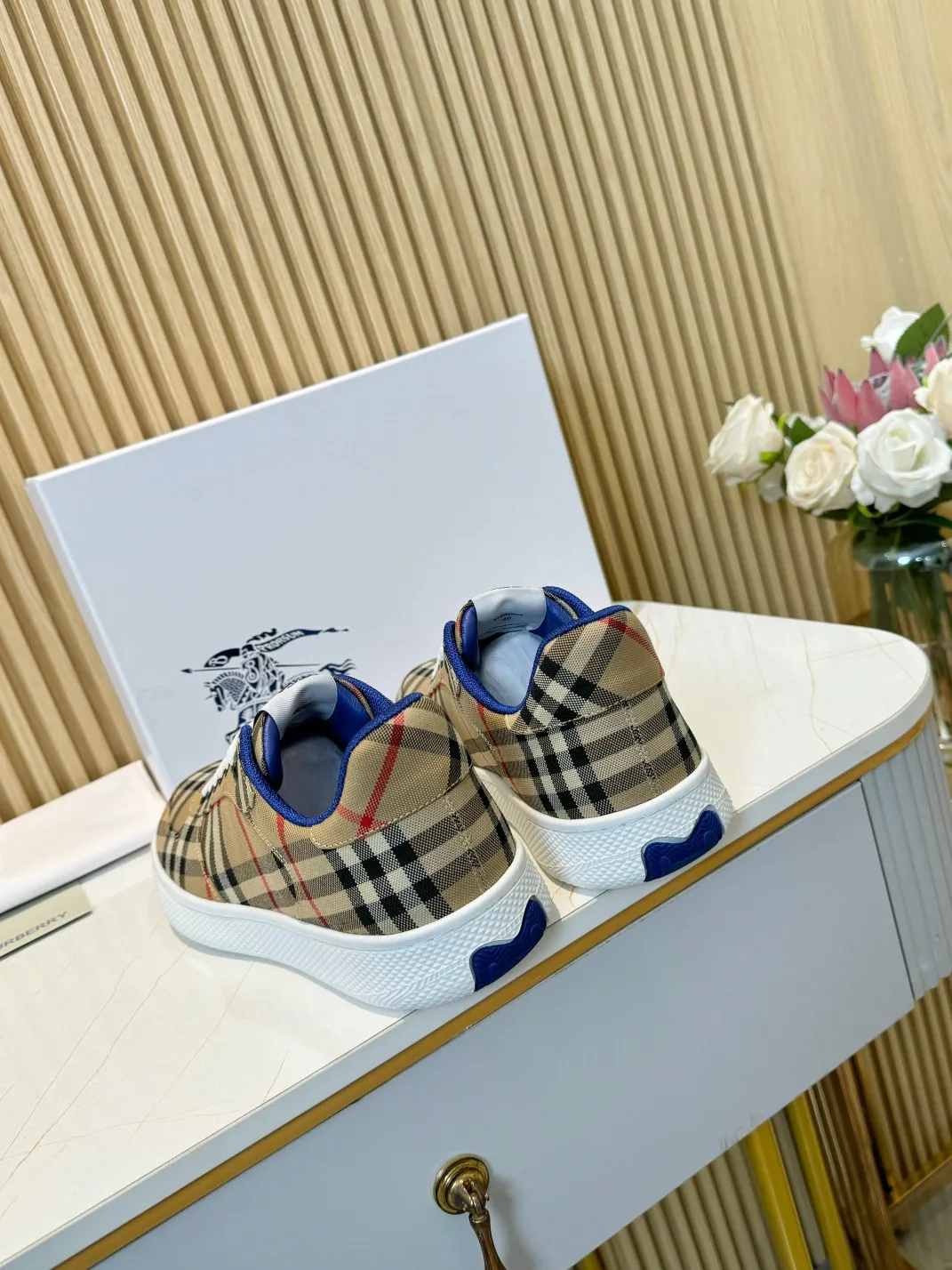 Men's men's shoes 💰560 Burberry's 2024 hot model is released. After three years, the classic plaid returns. It is versatile and decorated with worsted Burberry plaid pattern. Featuring a mesh lining and checkered laces, the rubber sole features the archive Burberry monogram. From Burberry's iconic collection, these wardrobe staples are interpreted with the brand's signature style.   ✅Fabric: classic cotton + silk cowhide ✅Lining: original board lining, silk cowhide lining ✅Outsole: TPU ✅Color: Beige ✅Code number: Men's 39-45 (45 customized)